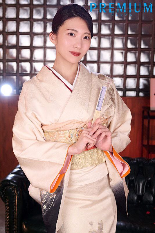 蜜桃美臀小女友，居家激情操逼，开档网袜情趣手铐，第一视角后入，抱着肥臀一顿操，特写视角更是诱惑